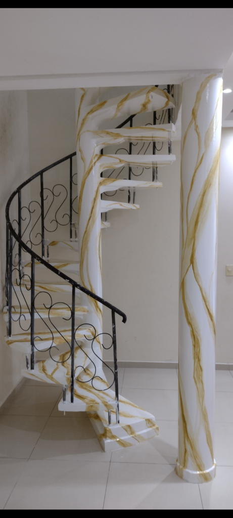 Pintura Marmorizada em Escada Caracol e coluna de sala.